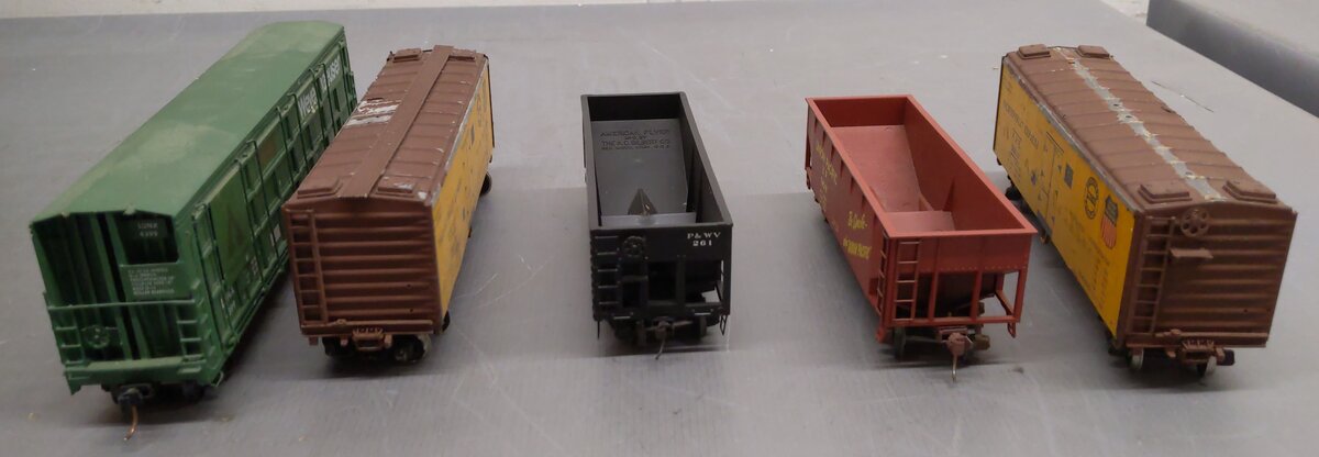 Assorted S Gauge Freight Cars [5]  #200110 #74591 #261 #4399 EX
