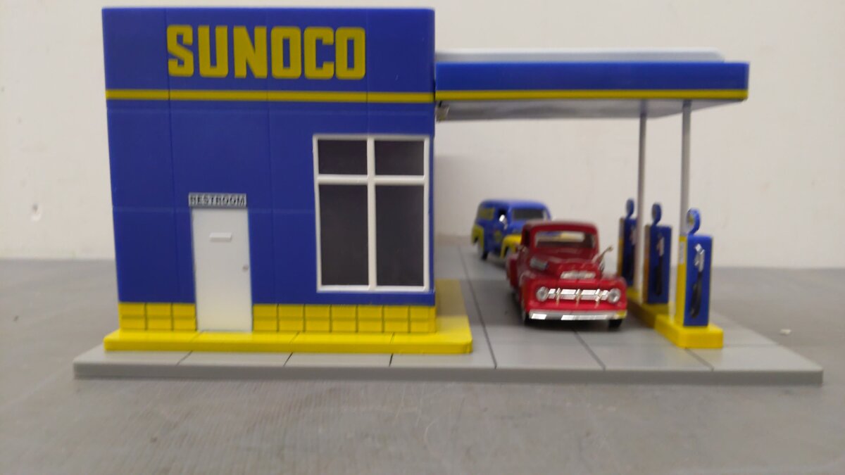 Menards 275-9288 O Scale Sunoco Gas Station w/ 2 Ford Trucks EX/Box