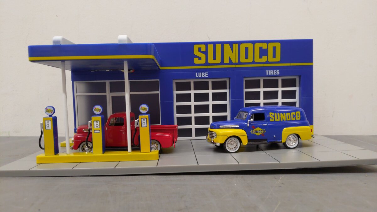 Menards 275-9288 O Scale Sunoco Gas Station w/ 2 Ford Trucks EX/Box