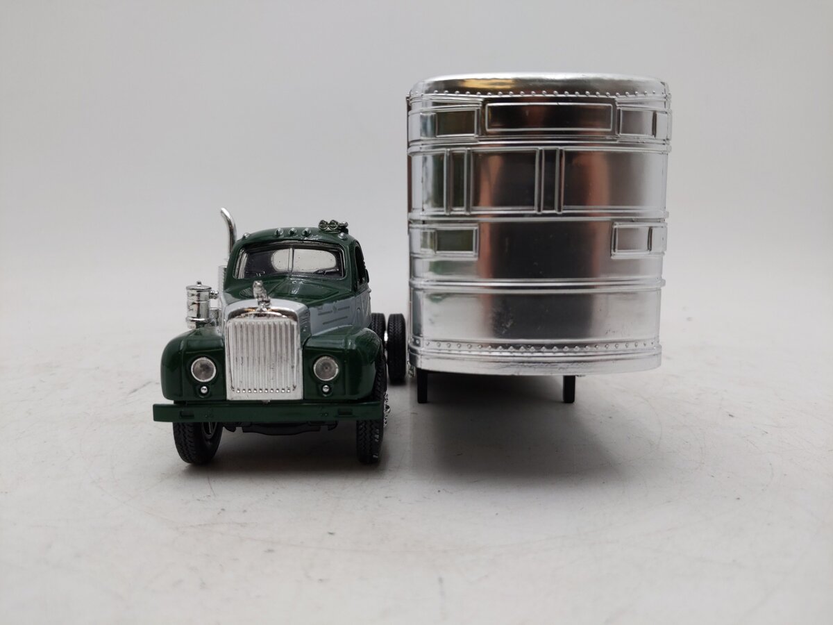 New-Ray SS-16116 1:43 1953 Mack B-61 Livestock Hauler EX/Box