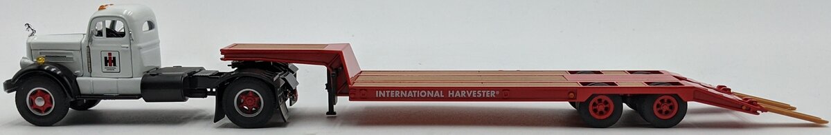Spec Cast 1584 1:50 White "WC" Truck w/Lowboy For International Harvester NIB