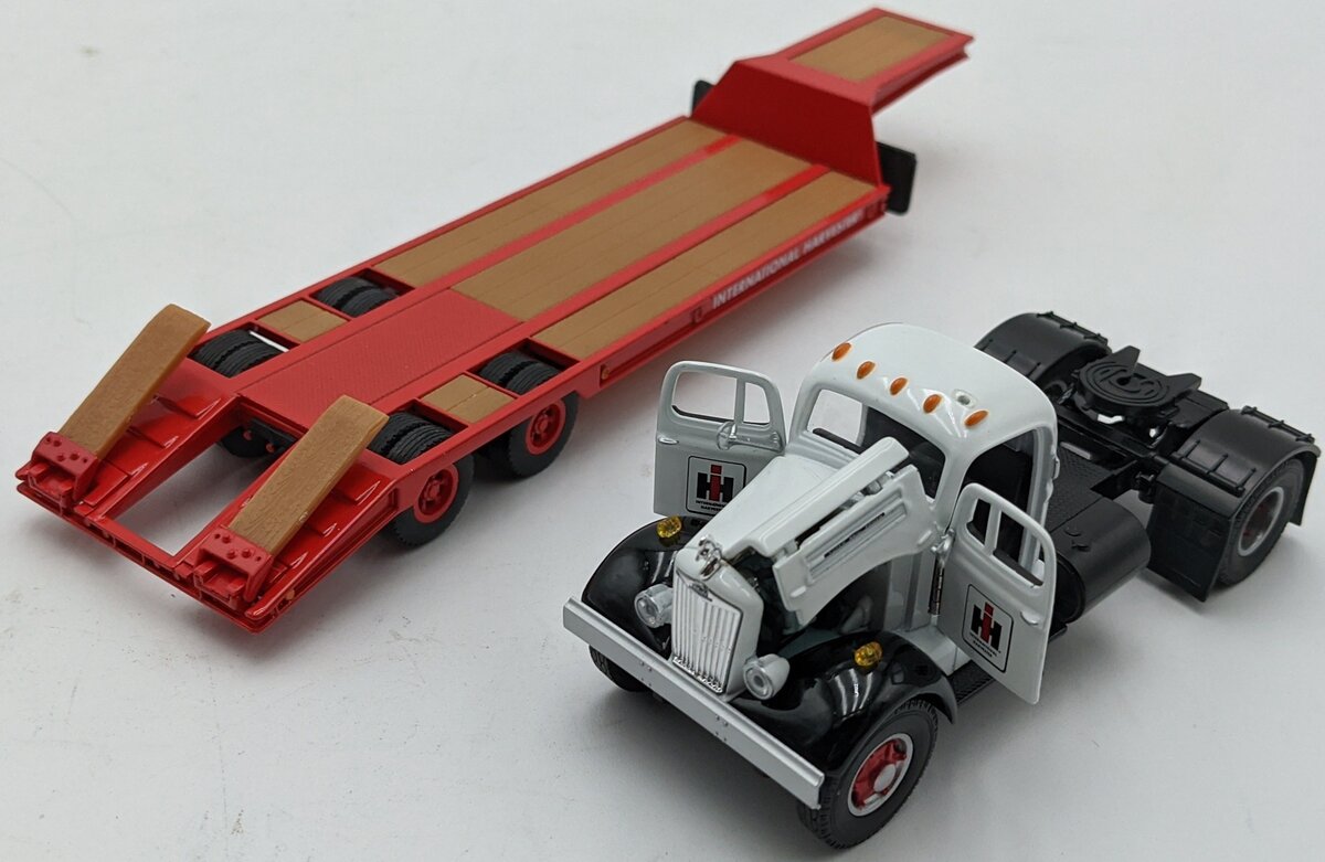 Spec Cast 1584 1:50 White "WC" Truck w/Lowboy For International Harvester NIB