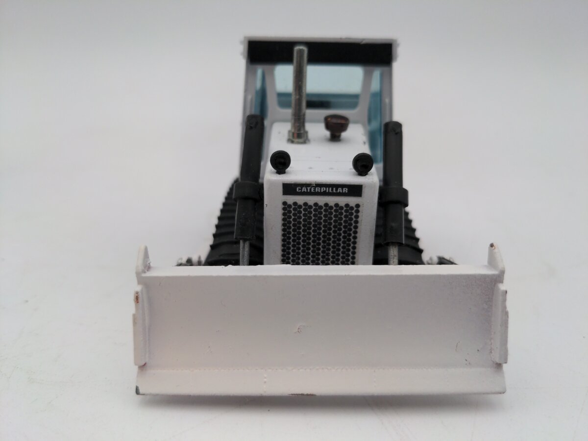 NZG 205 1:50 Scale Caterpillar D4E Dozer/Box