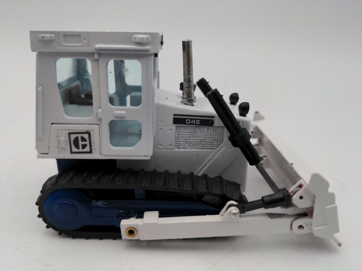 NZG 205 1:50 Scale Caterpillar D4E Dozer/Box