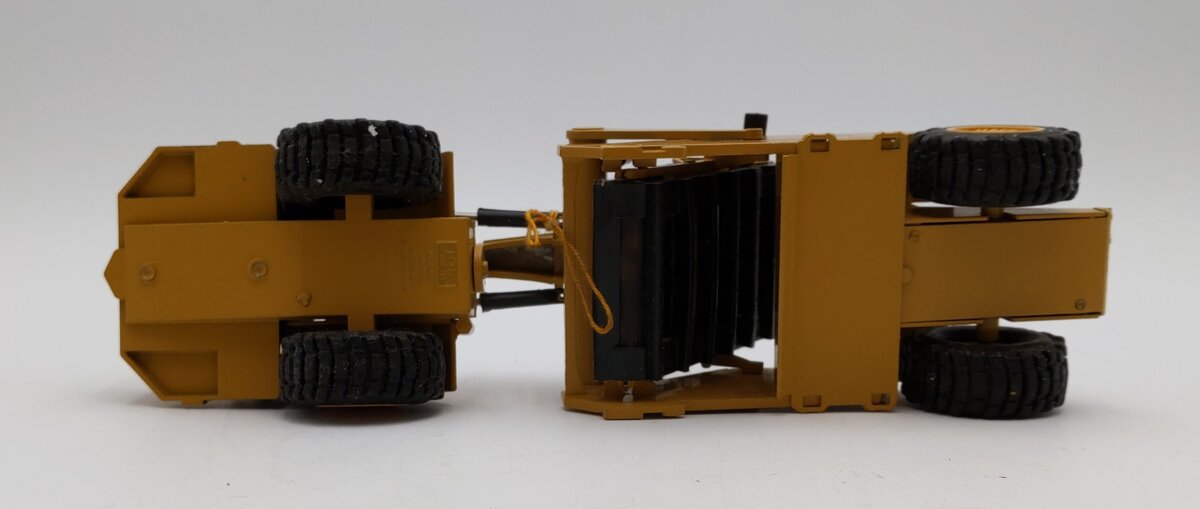 NZG 1:50 Scale #260 Caterpillar Elevating Scraper N/C EX