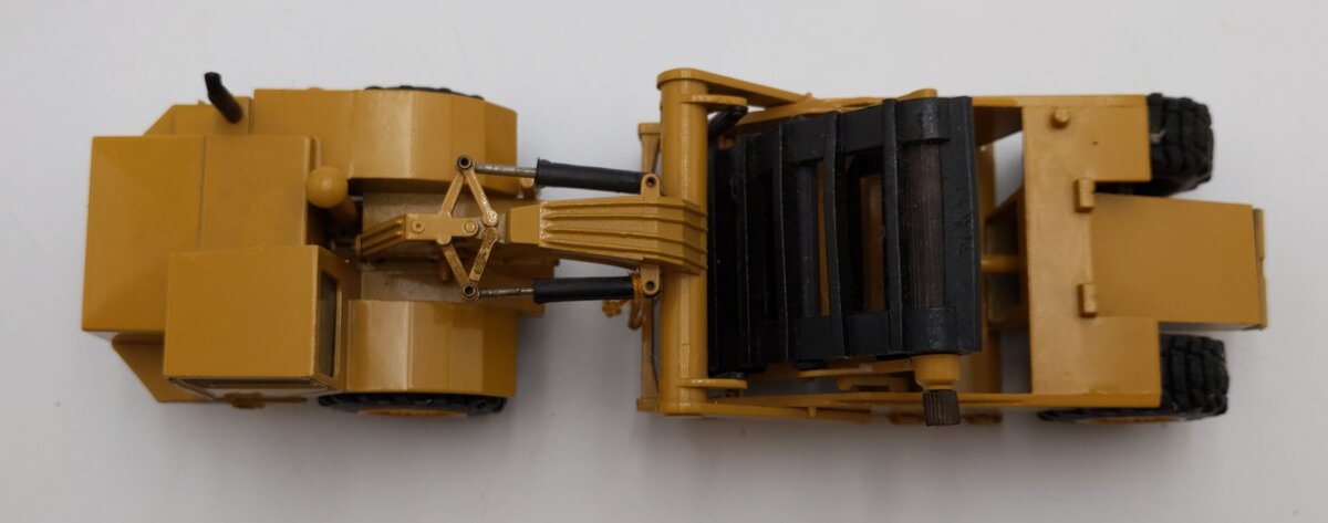 NZG 1:50 Scale #260 Caterpillar Elevating Scraper N/C EX