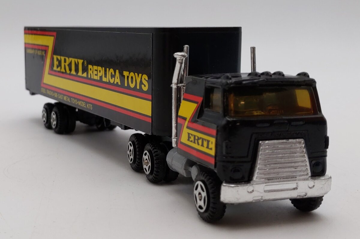Ertl 9020UO ERTL 1:64 International Transtar COE w/Trailer (Black Rare Box) NIB