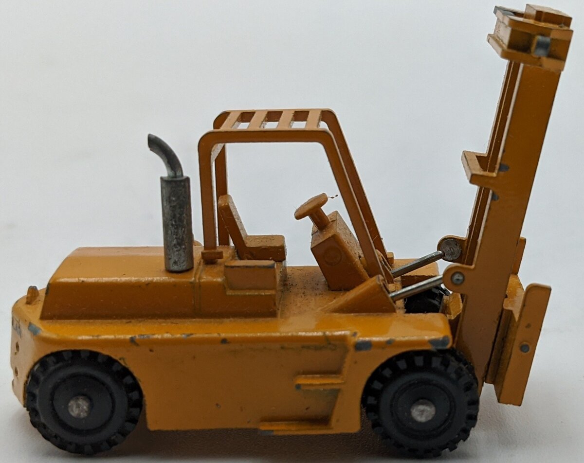 NZG 124 1:87 CAT B25 Lift Truck/Box