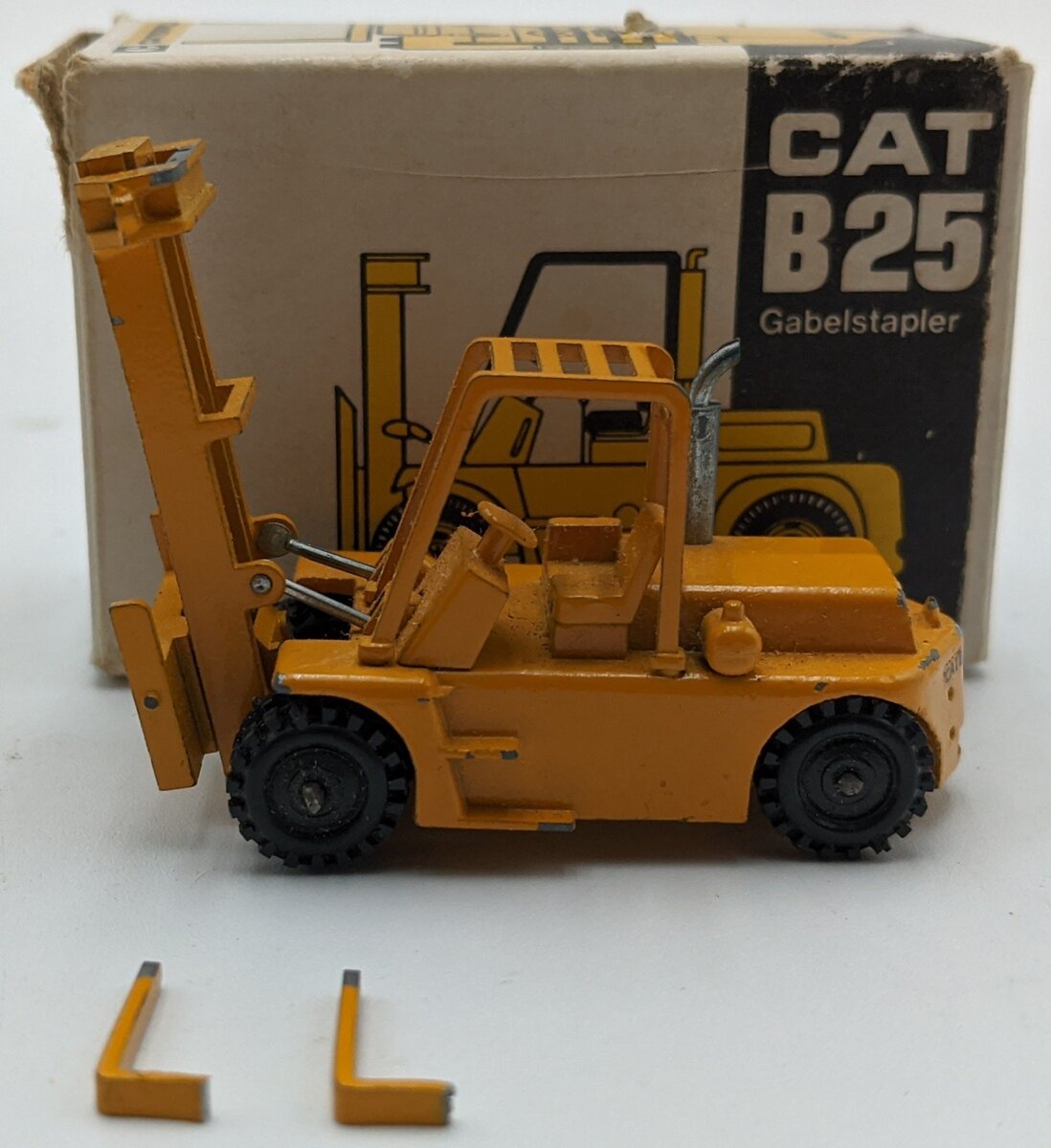 NZG 124 1:87 CAT B25 Lift Truck/Box