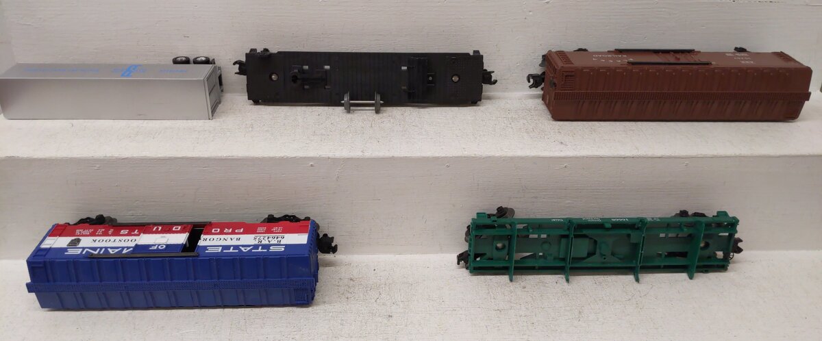 Lionel & Other O Gauge Assorted Freight Cars: #6464275, 10267, 16911,16668 [4] EX