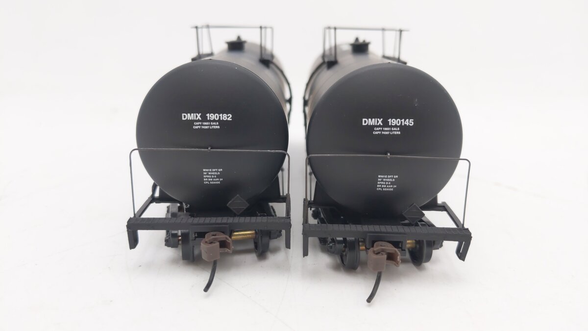 Walthers 932-27219 HO MCP-DMIX UTLX 16,000 Funnel Flow Tank Car (Set of 2) EX/Box