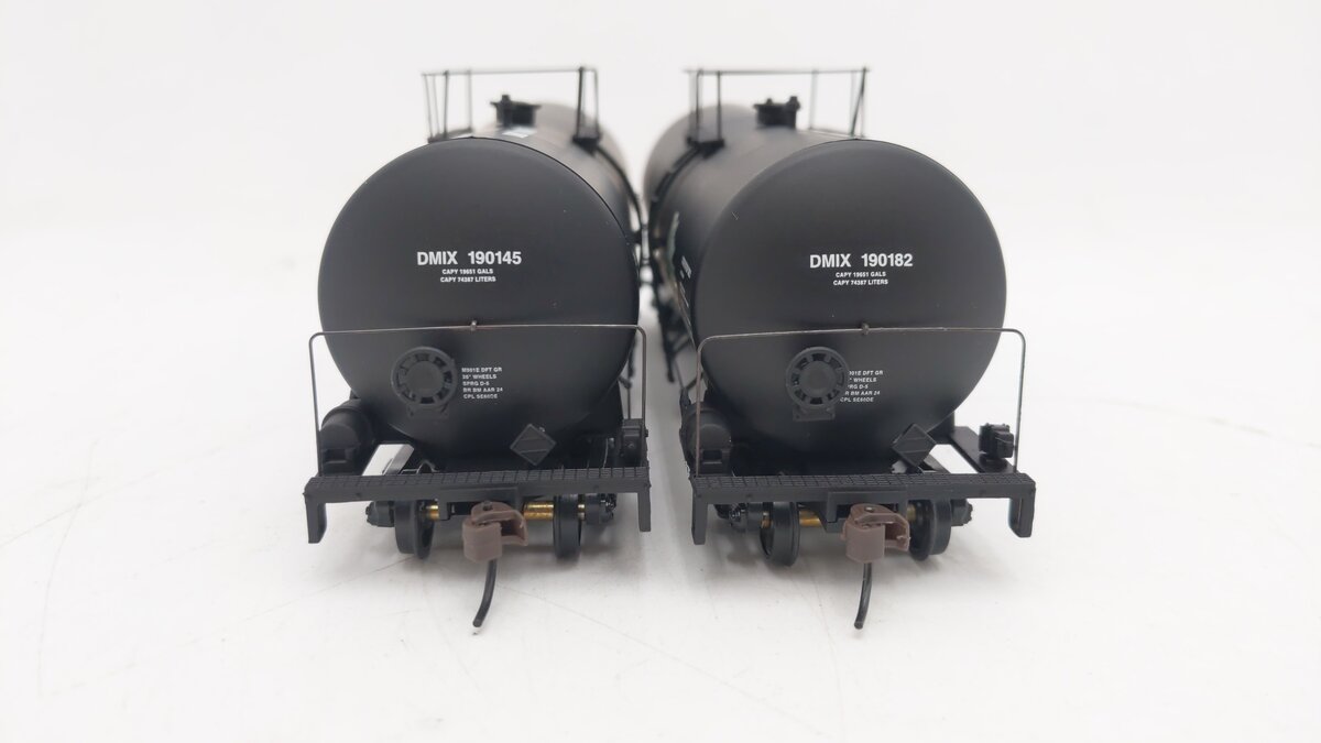 Walthers 932-27219 HO MCP-DMIX UTLX 16,000 Funnel Flow Tank Car (Set of 2) EX/Box