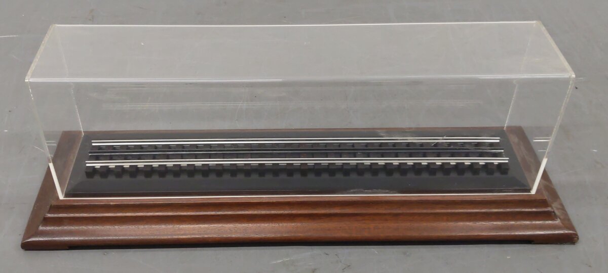 O Gauge Display Case 24" w/ Acrylic Cover EX