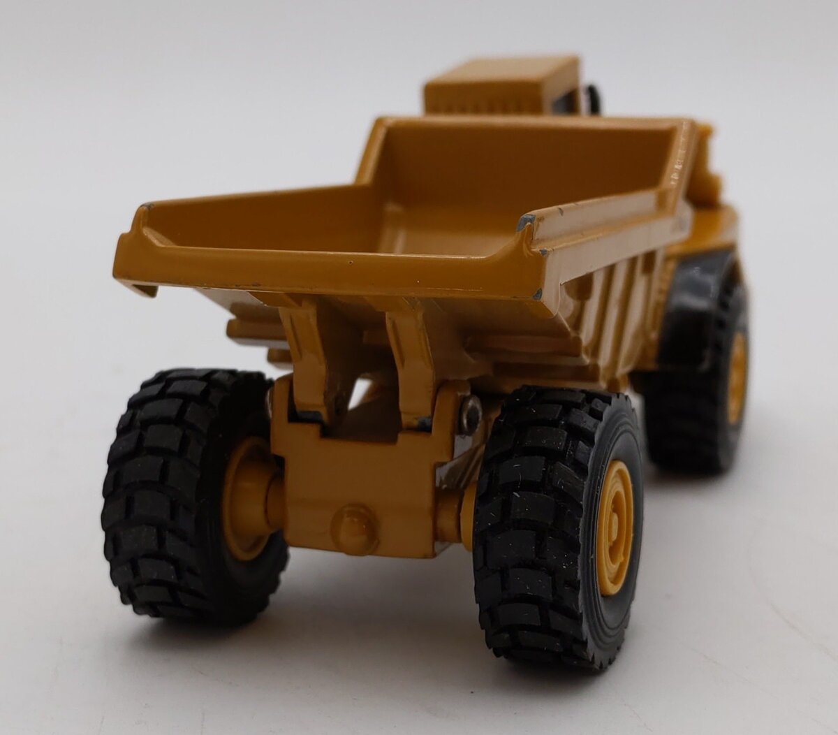 Norscot 1:64 Caterpillar D250 Articulated Dump Truck LN