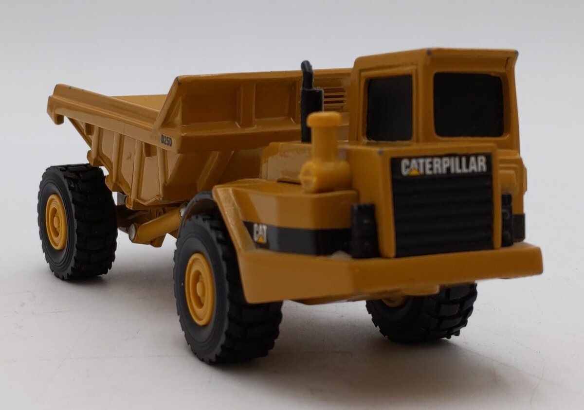 Norscot 1:64 Caterpillar D250 Articulated Dump Truck LN