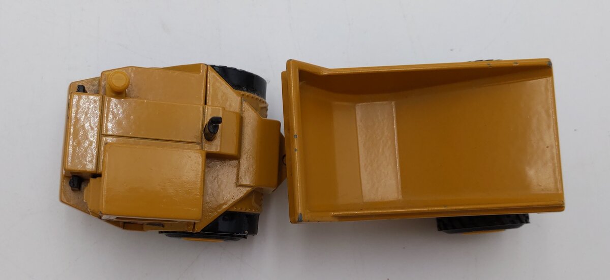 Norscot 1:64 Caterpillar D250 Articulated Dump Truck LN