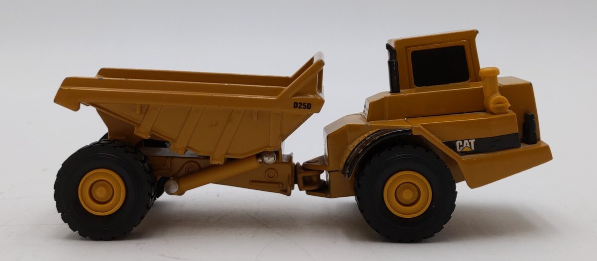 Norscot 1:64 Caterpillar D250 Articulated Dump Truck LN