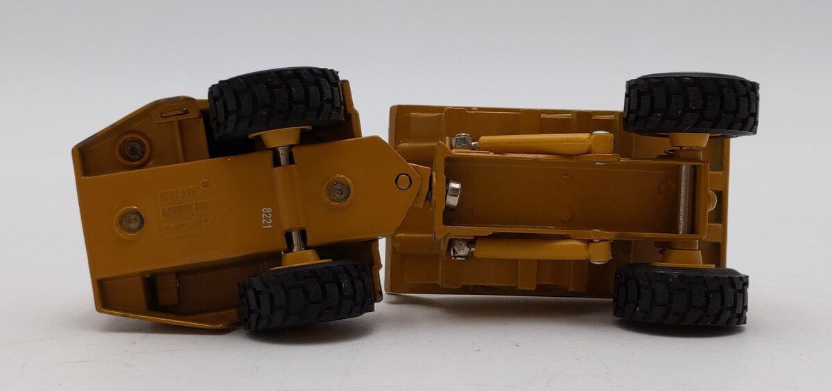 Norscot 1:64 Caterpillar D250 Articulated Dump Truck LN
