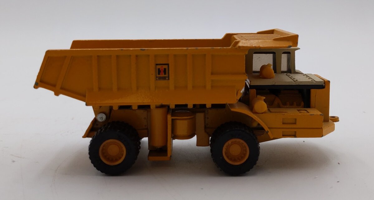 ERTL 1:87 Scale International Harvester Off-Highway Dump Truck EX