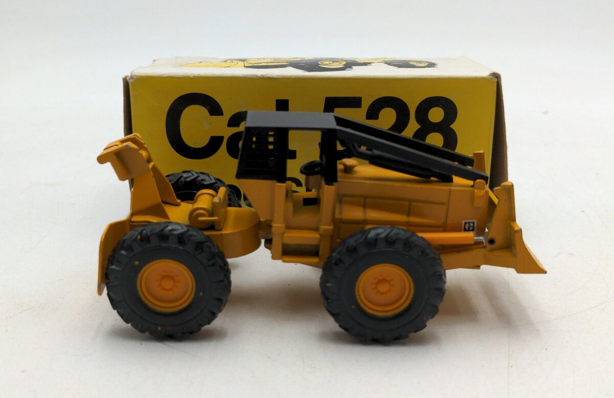 NZG 220 1:50 Caterpillar 528 Log Skidder VG/Box