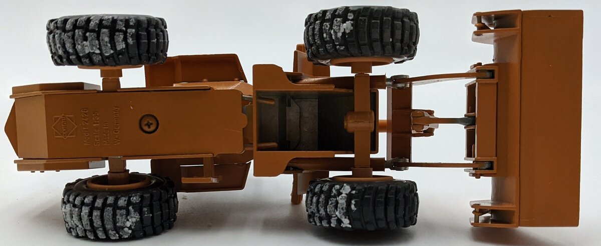 Conrad 2426 1:35 Scale Case 621 Wheel Loader with 4-in-1 Bucket NIB
