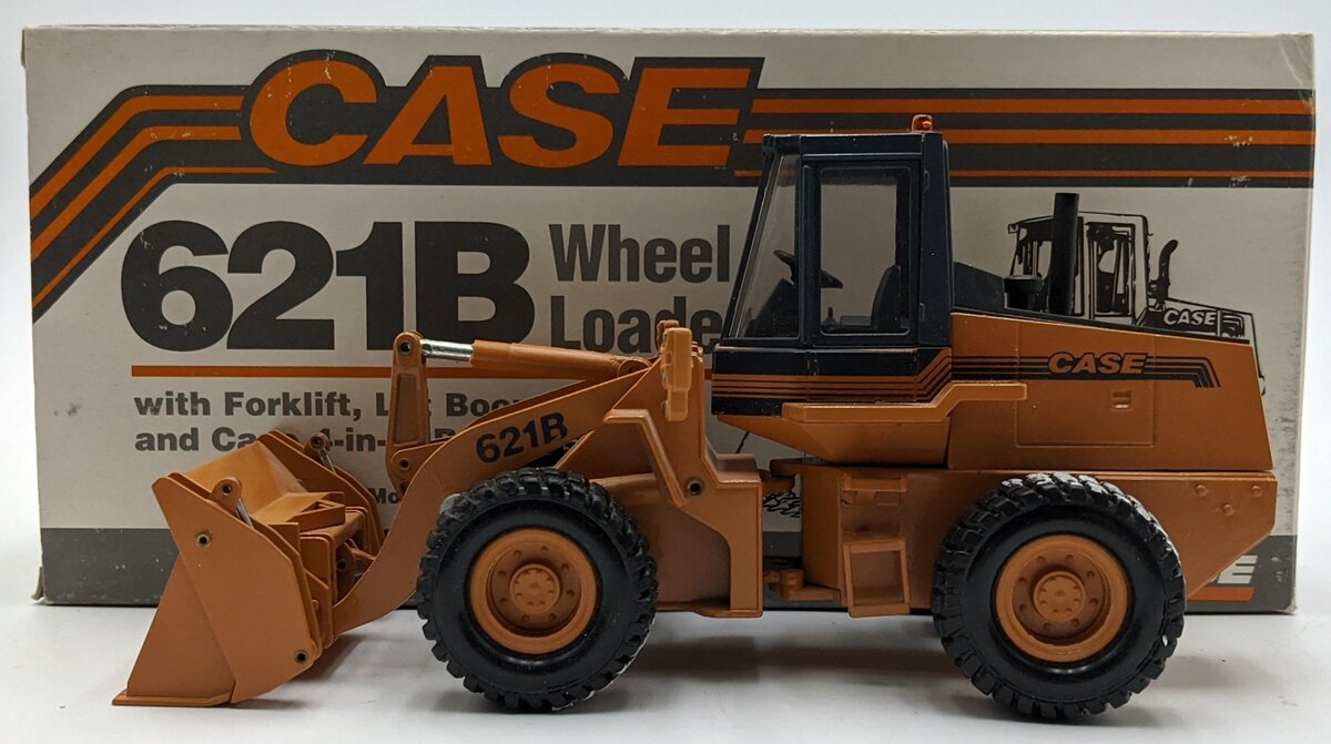 Conrad 2426 1:35 Scale Case 621 Wheel Loader with 4-in-1 Bucket NIB
