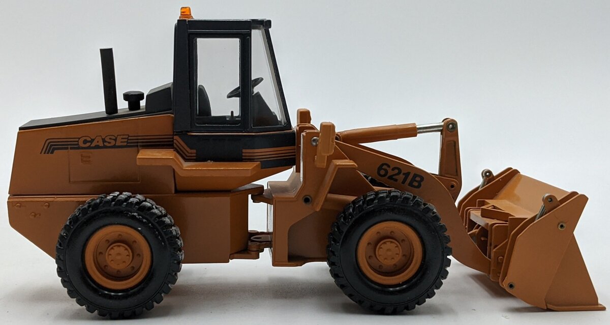 Conrad 2426 1:35 Scale Case 621 Wheel Loader with 4-in-1 Bucket NIB