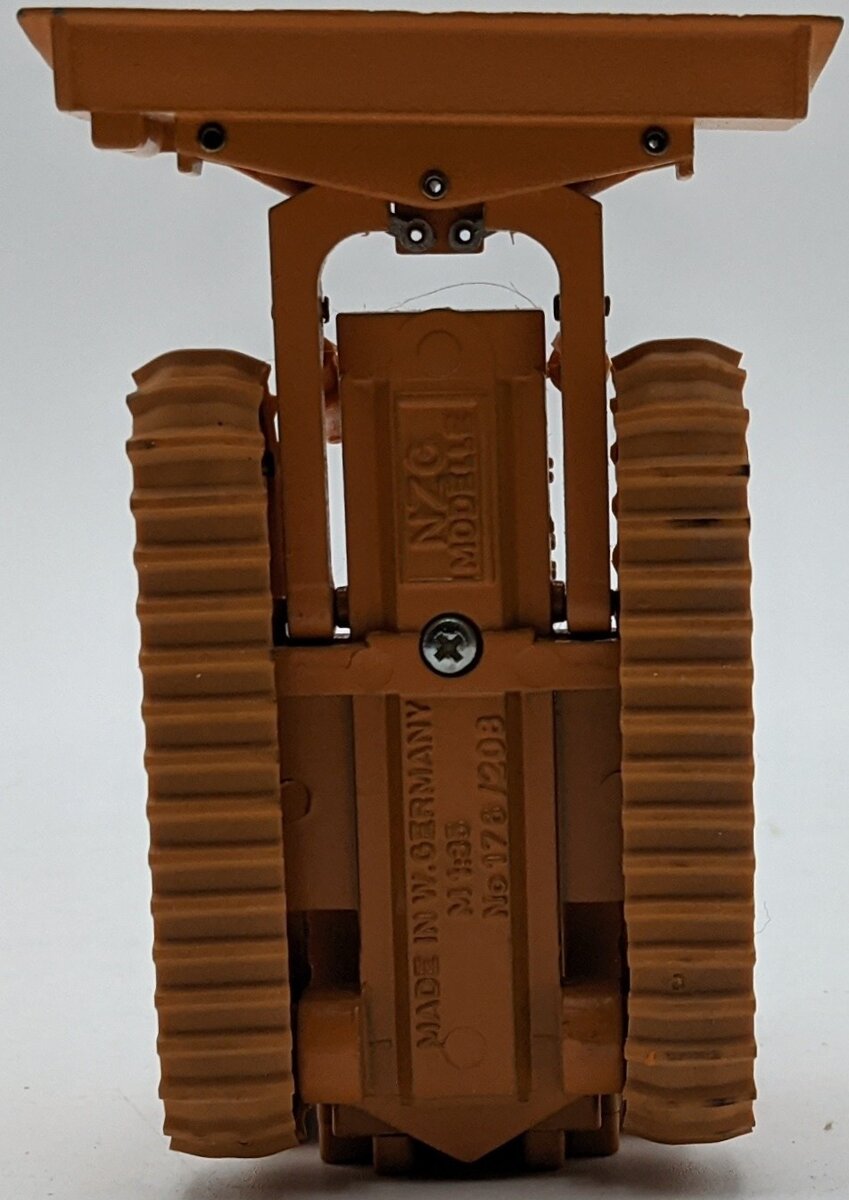 NZG 176 1:35 850D Angle/Tilt Dozer NIB