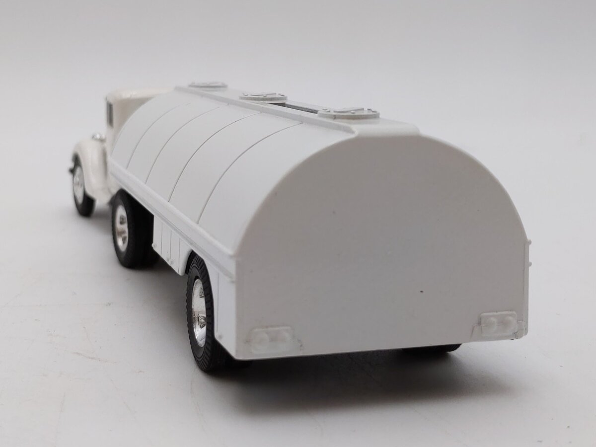 ERTL 1:50 Scale Chevrolet Tanker Bank Truck - White LN/Box