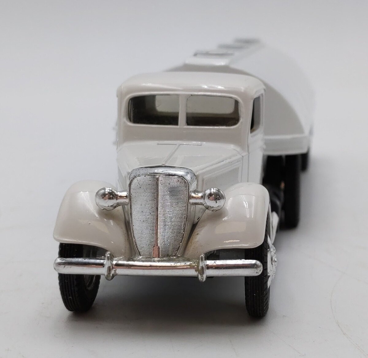 ERTL 1:50 Scale Chevrolet Tanker Bank Truck - White LN/Box