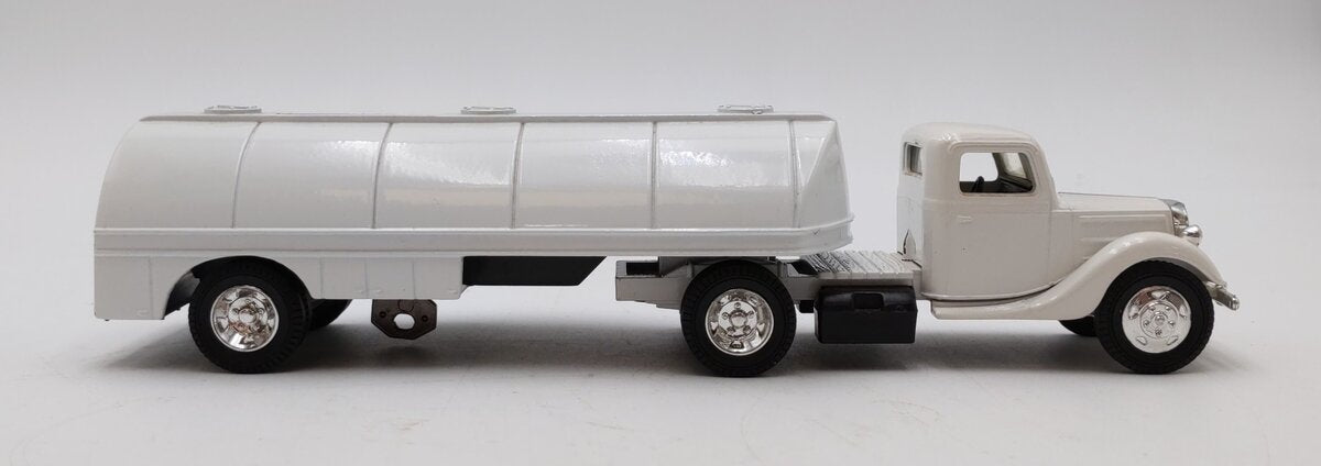 ERTL 1:50 Scale Chevrolet Tanker Bank Truck - White LN/Box