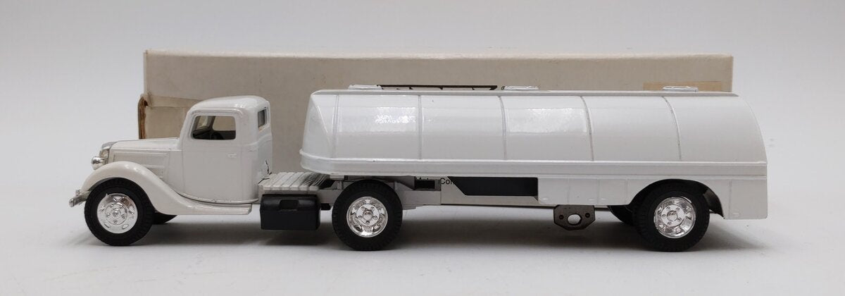 ERTL 1:50 Scale Chevrolet Tanker Bank Truck - White LN/Box
