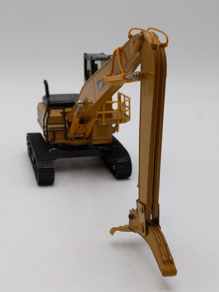 Norscot 55080 1:50 CAT 345B Series II Material Handler w/Work Tools LN