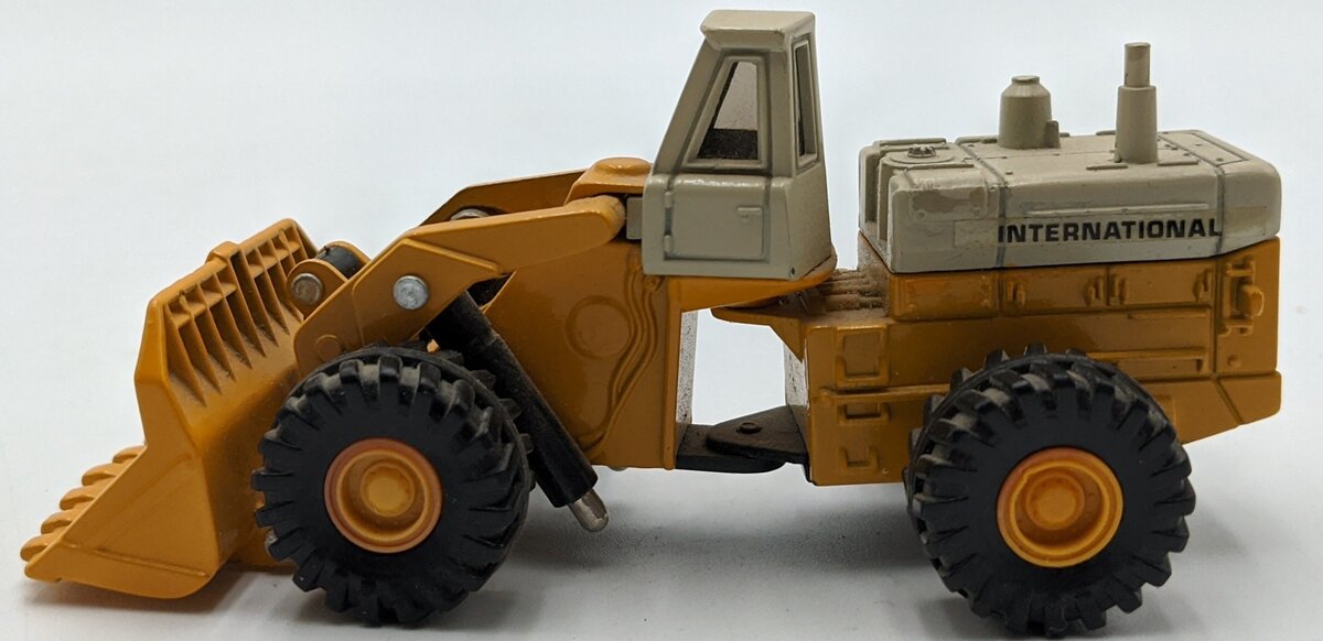 Ertl 1850 1:64 Wheel Loader 560 International Harvester Mighty Movers EX