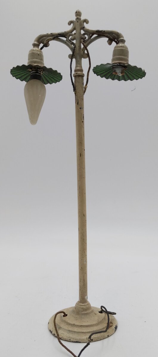 Ives 601 Standard Gauge Double Street Lamp Post VG