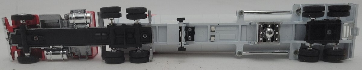 Lionel 6-12777 O Gauge Chevron Tractor and Tanker EX/Box
