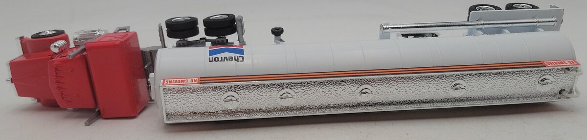 Lionel 6-12777 O Gauge Chevron Tractor and Tanker EX/Box