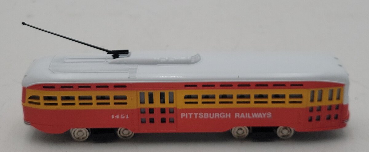 Bachmann 41-629-C4 HO Scale Pittsburgh Railways Streamline PCC Trolley #1451 EX/Box