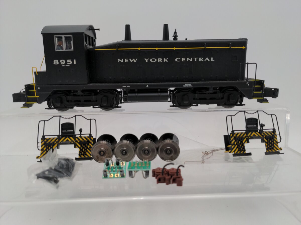 The Showcase Line 00115 S Scale NYC SW-9 Diesel Switcher #8951 EX