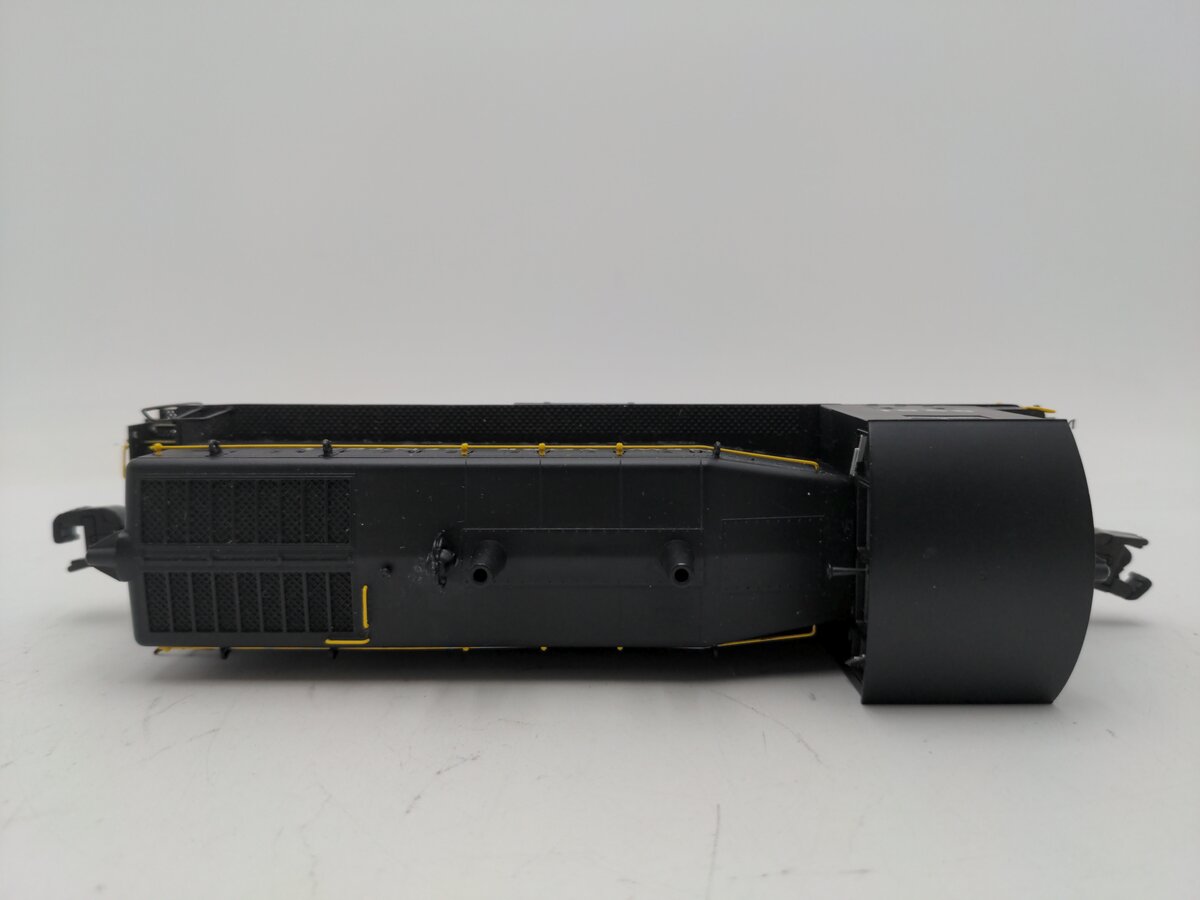 The Showcase Line 00115 S Scale NYC SW-9 Diesel Switcher #8951 EX