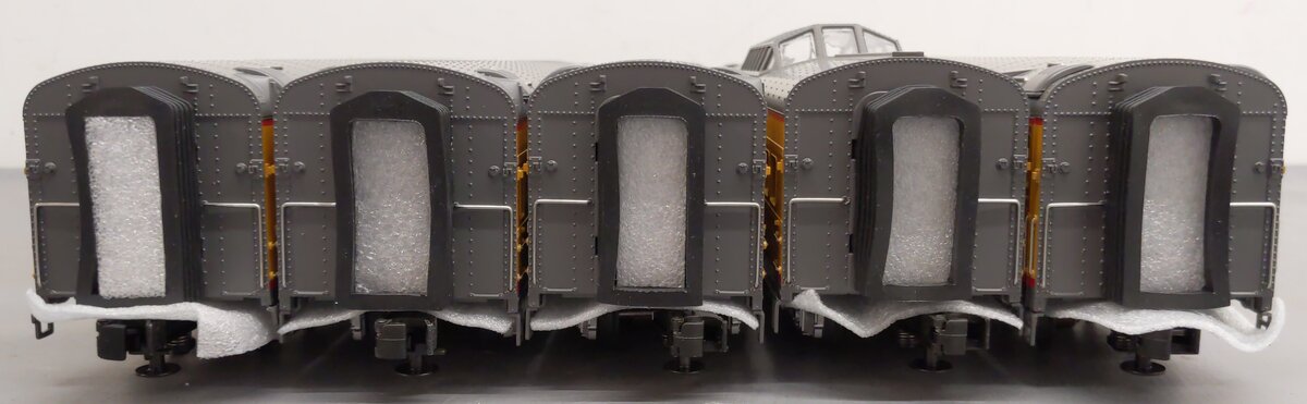 MTH 20-6598 Union Pacific 70' Streamlined Passenger 5-Car Set LN/Box