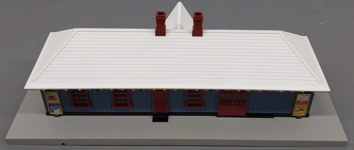 MTH 30-90587 O North Pole Country Passenger Station w/ Christmas Lights EX/Box