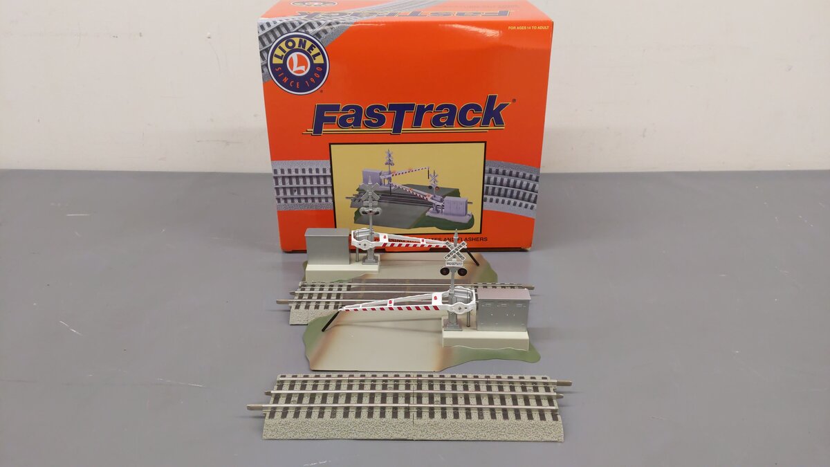 Lionel 6-12062 O Grade Crossing With Gates & Flashers LN/Box