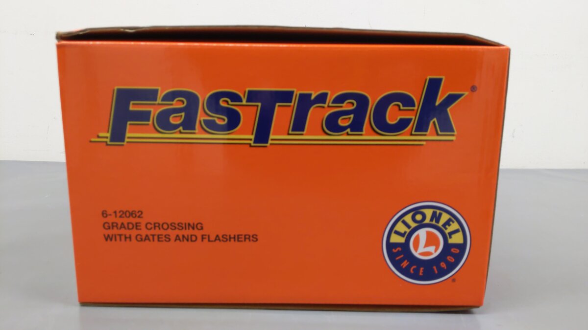 Lionel 6-12062 O Grade Crossing With Gates & Flashers LN/Box