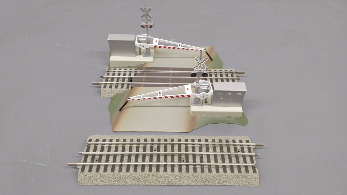 Lionel 6-12062 O Grade Crossing With Gates & Flashers LN/Box
