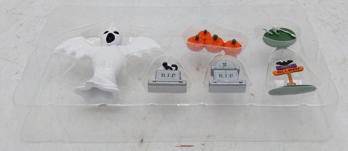 Lionel 1930080 O Halloween Lawn Figures (Set of 6) LN/Box