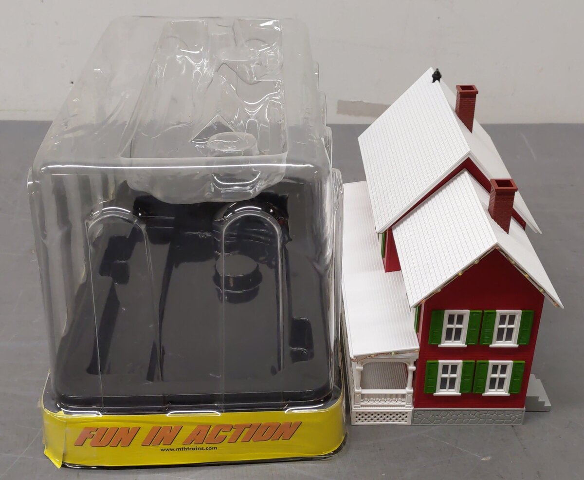 MTH 30-90588 O RailKing #4 Country House with Operating Christmas Lights EX/Box