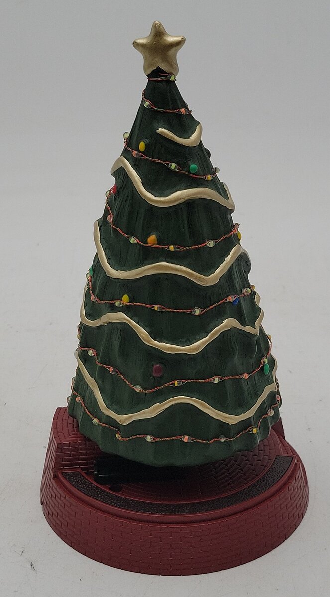 MTH 30-11088 O Giant Town Square Christmas Tree with Operating LED Lights LN/Box