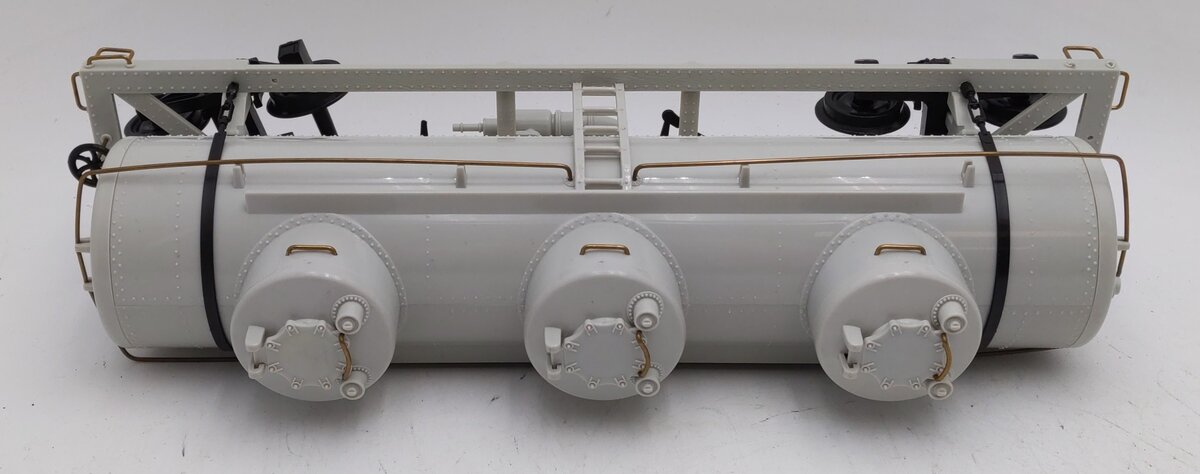 Aristo-Craft 41600 G Undecorated Triple Dome Tank Car Kit EX/Box