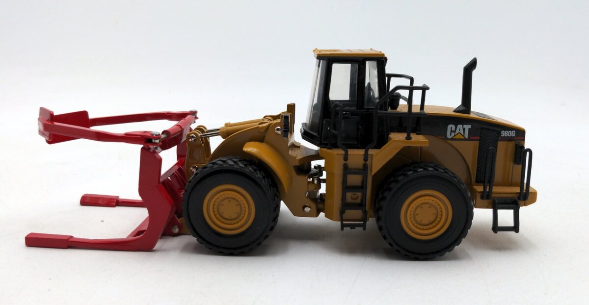 Norscot 55026 1:50 Caterpillar 980G Forest Machine w/Tire Changer - Custom EX